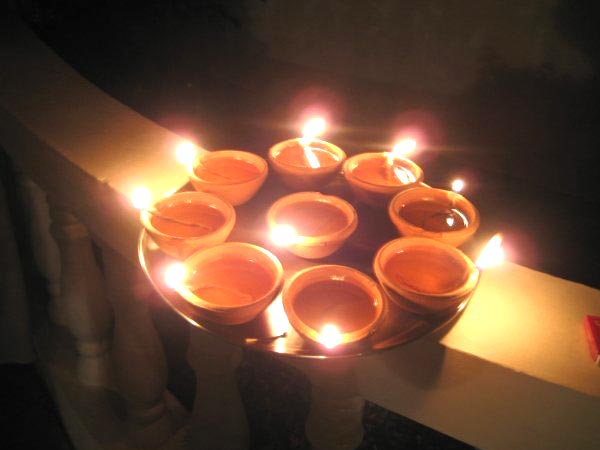 http://festivals.iloveindia.com/diwali/pics/diwali-diya.jpg